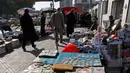 Suasana sebuah pasar yang menjual uang kertas Irak yang bergambar mantan Presiden Irak, Saddam Hussein di Baghdad, Irak (28/12). Pada tahun 2003 mata uang yang bergambar Saddam Hussein ini diganti dengan mata uang Dinar Irak yang baru. (AFP/Sabah Arar)