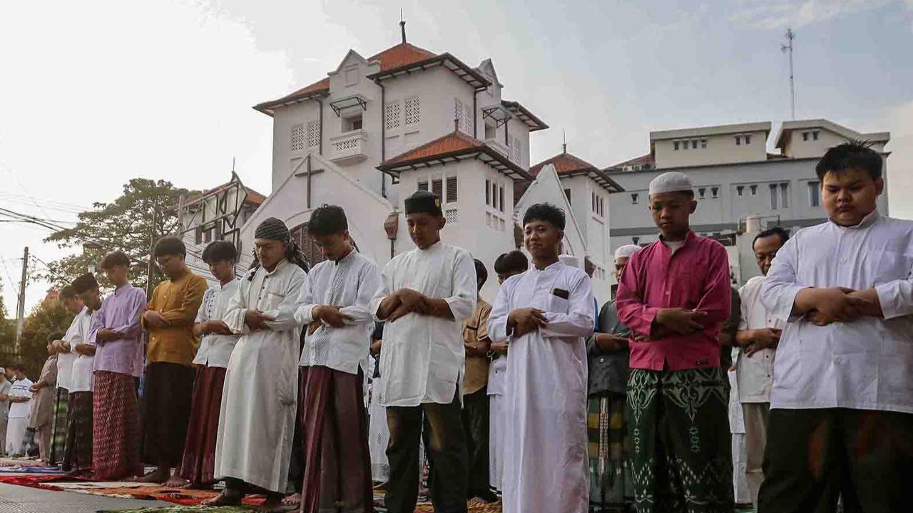 FOTO: Shalat Idul Adha di Depan Gereja Koinonia, Simbol Toleransi Umat Beragama