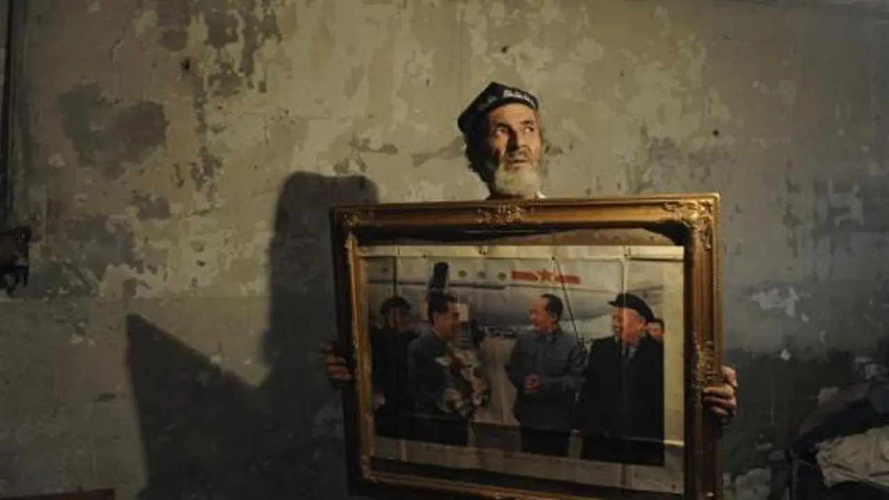 Etnik Uighur Memegang Foto Pemimpin China