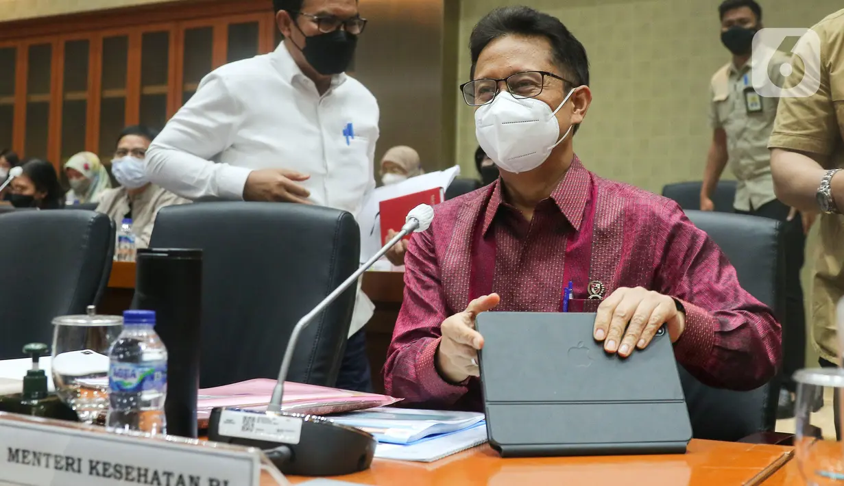 Menteri Kesehatan Budi Gunadi Sadikin bersiap mengikuti Rapat Kerja dengan Komisi IX DPR di gedung Parlemen, Jakarta, Senin (7/11/22). Bahasan rapat tersebut juga termasuk penjelasan mengenai Alokasi Anggaran Penanganan Stunting Tahun 2022 dan Evaluasi Pelaksanaan Penanganan Stunting. (Liputan6.com/Angga Yuniar)