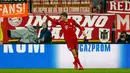 Penyerang Muenchen, Thomas Muller melakukan selebrasi usai mencetak gol kegawang Arsenal pada lanjutan Grup F liga champions di stadion Allianz Arena, Munich, Jerman (4/11). Muenchen menang atas Arsenal dengan skor 5-1. (Reuters/John Sibley) 