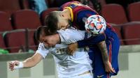 Bek Barcelona, Gerard Pique (kanan) berebut bola dengan gelandang Ferencvaros, Oleksandr Zubkov pada laga pertama Grup G Liga Champions 2020-2021 di Camp Nou, Rabu (21/10/2020) dini hari WIB. Main dengan 10 pemain, Barcelona mampu mencukur Ferencvaros 5-1. (LLUIS GENE / AFP)