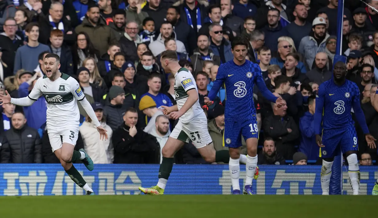 Tim tamu Plymouth Argyle mengejutkan Chelsea saat unggul 1-0 lebih dahulu pada menit ke-7. Gol dicetak Macaulay Gillesphey (kiri) melalui sundulan kepala memanfaatkan umpan tendangan bebas Jordan Houghton. (AP/Matt Dunham)