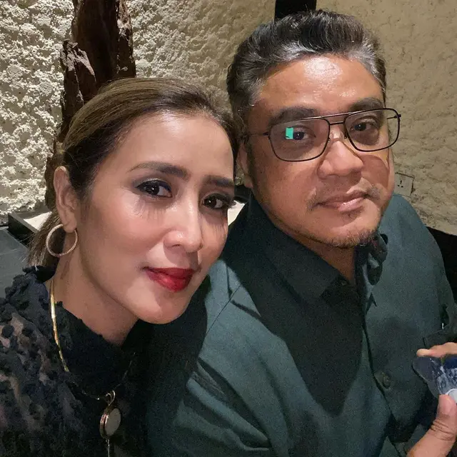 7 Potret Mesra Dede Yusuf dan Istri yang Jarang Terekspos