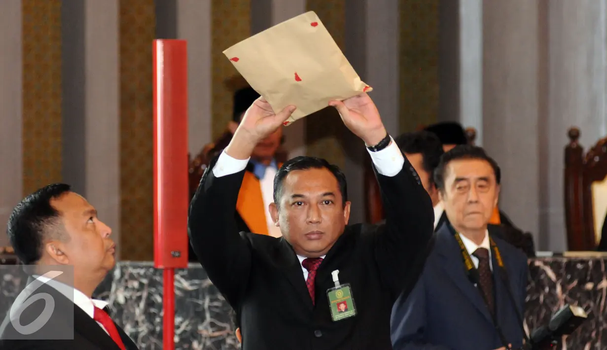 Petugas menunjukkan surat suara pada sidang paripurna pemilihan Ketua Mahkamah Agung periode 2017-2022 di Jakarta, Selasa (14/2). Hatta Ali kembali memimpin MA setelah dipilih 38 dari 47 Hakim Agung. (Liputan6.com/Helmi Fithriansyah)