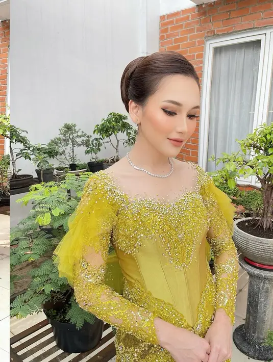 Ayu kemudian memadukan kebayanya dengan kain batik warna coklat.  [@ayutingting92]