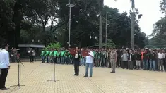 Sejumlah perwakilan sopir angkot dan ojek online mendeklarasikan aksi damai di halaman Balai Kota Bogor. Deklarasi dibacakan dua orang perwakilan dari sopir dan ojek online dan disaksikan Wali Kota Bogor Bima Arya Sugiarto
