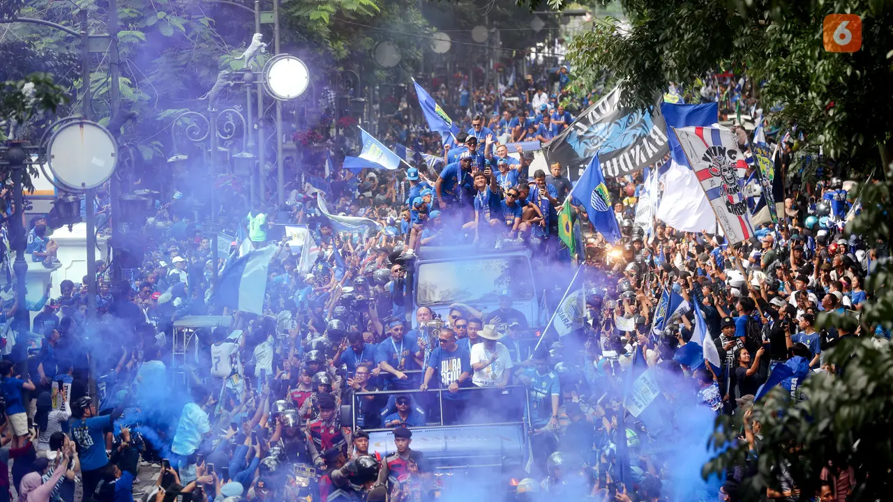 Foto: Euforia Bobotoh dan Pemain Persib Bandung Saat Pawai Juara BRI Liga 1