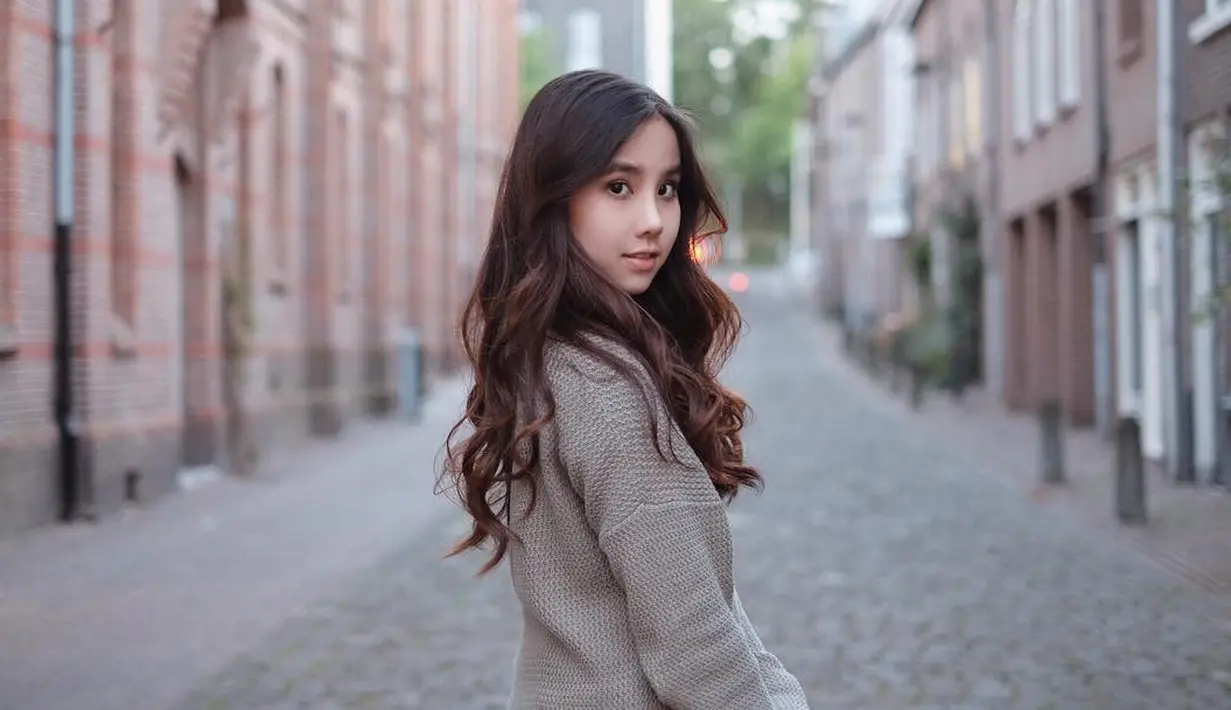 Chelsea Agatha, penyanyi cilik yang kini tumbuh menjadi gadis remaja dan pastinya idola para lelaki. Bukan bicara soal suara emas dan aktingnya, namun kali ini mengenai gaya berbusananya yang seperti cewek-cewek Korea. (Instagram/agatha_chelsea)