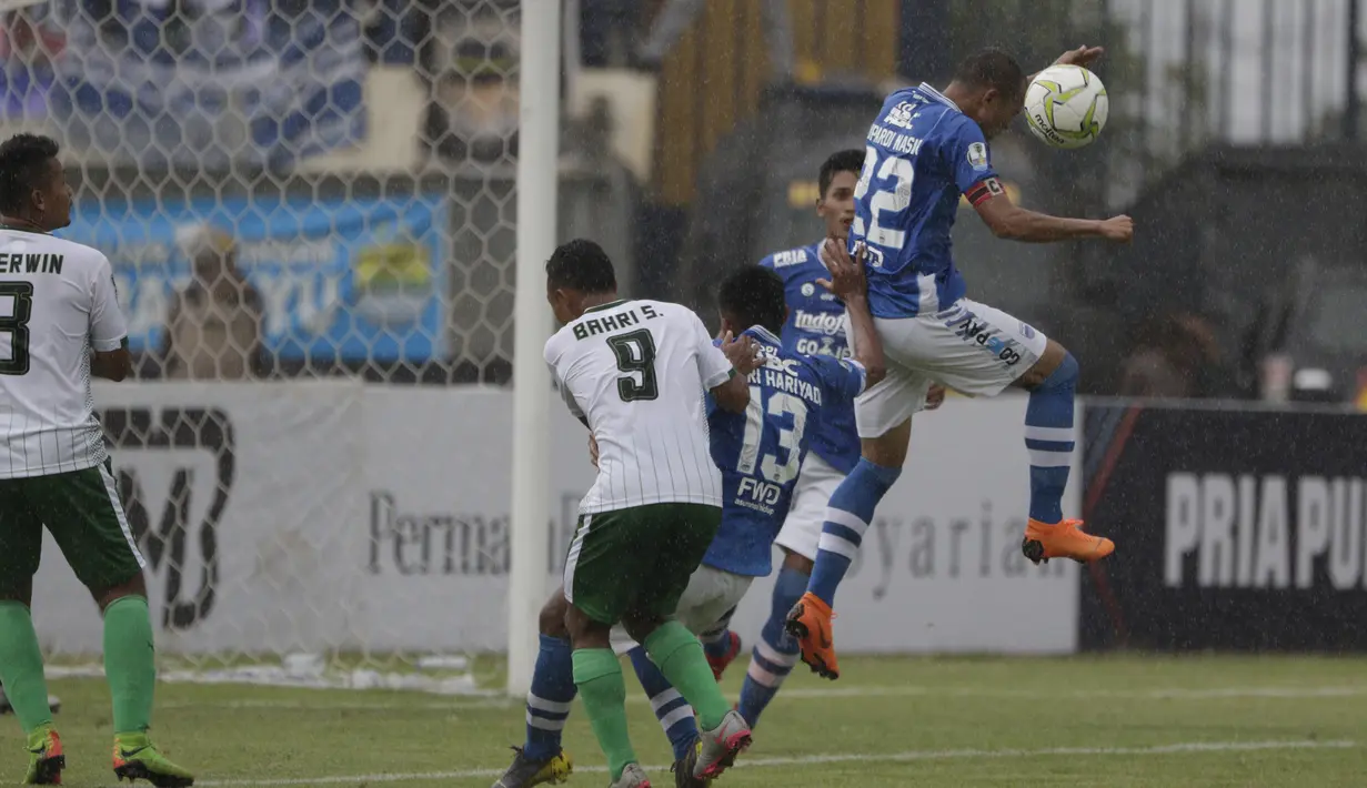 Bek Persib Bandung, Supardi, saat melawan Persiwa Wamena pada laga Piala Indonesia di Stadion Si Jalak Harupat, Bandung, Senin (11/2). Persib menang 7-0 atas Persiwa. (Bola.com/M Iqbal Ichsan)