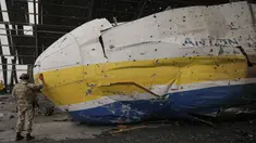 Prajurit Ukraina menyentuh hidung pesawat Antonov An-225 Mriya di bandara Antonov di Hostomel, 2 April 2022. Di pintu masuk Bandara Antonov, pasukan menjaga posisinya, tanda mereka memegang kendali penuh atas landasan pacu yang coba diserbu Rusia di hari-hari pertama perang. (AP Photo/Vadim Ghirda)