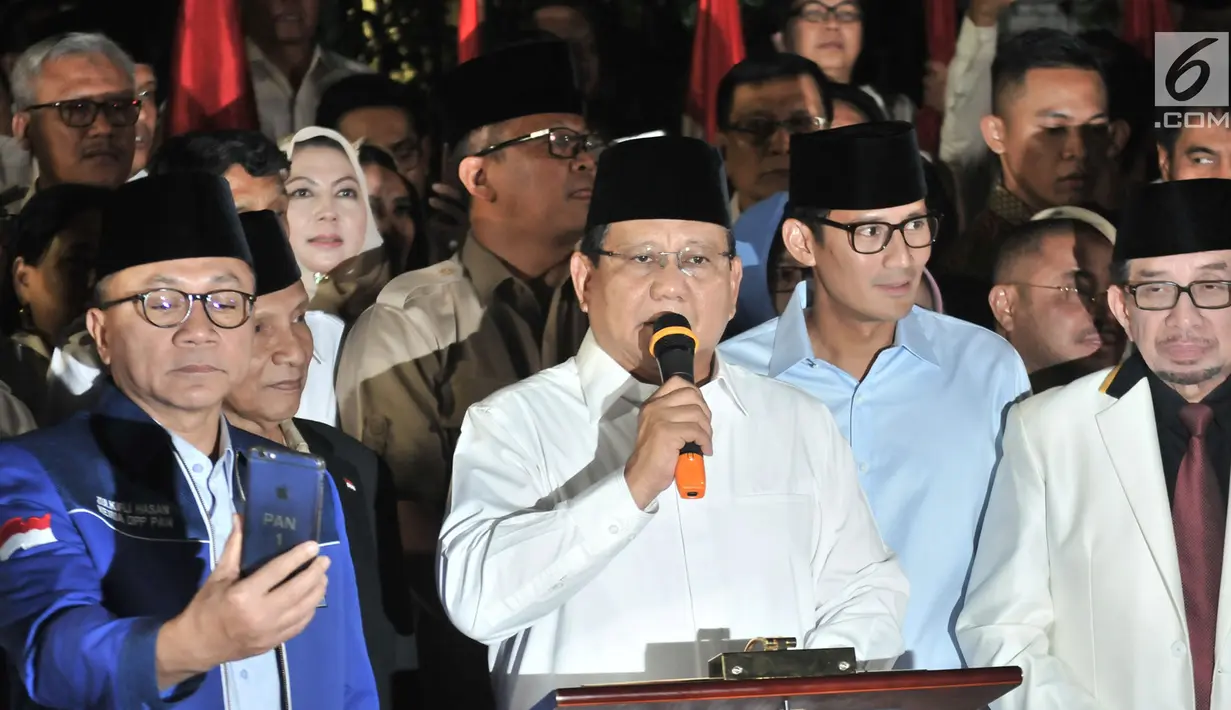 Capres yang juga Ketua Umum Partai Gerindra, Prabowo Subianto dan cawapres Sandiaga Uno memberikan keterangan pers saat deklarasi capres-cawapres di Kertanegara, Jakarta, Kamis (9/8). (Merdeka.com/Iqbal S Nugroho)