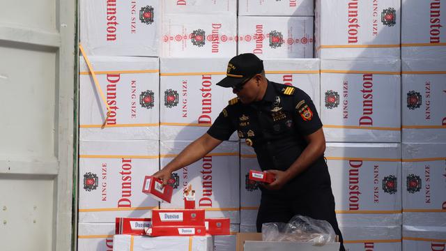 Belasan kontainer rokok ilegal diamankan Bea Cukai Tanjung Perak Surabaya. (Istimewa)