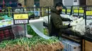Para penduduk berbelanja di sebuah pasar di Wuhan, Provinsi Hubei, China tengah, pada 27 Januari 2020. Warga di Wuhan tetap menjalani kehidupan sehari-hari mereka saat upaya terus dilakukan untuk mengendalikan wabah coronavirus baru. (Xinhua/Xiong Qi)