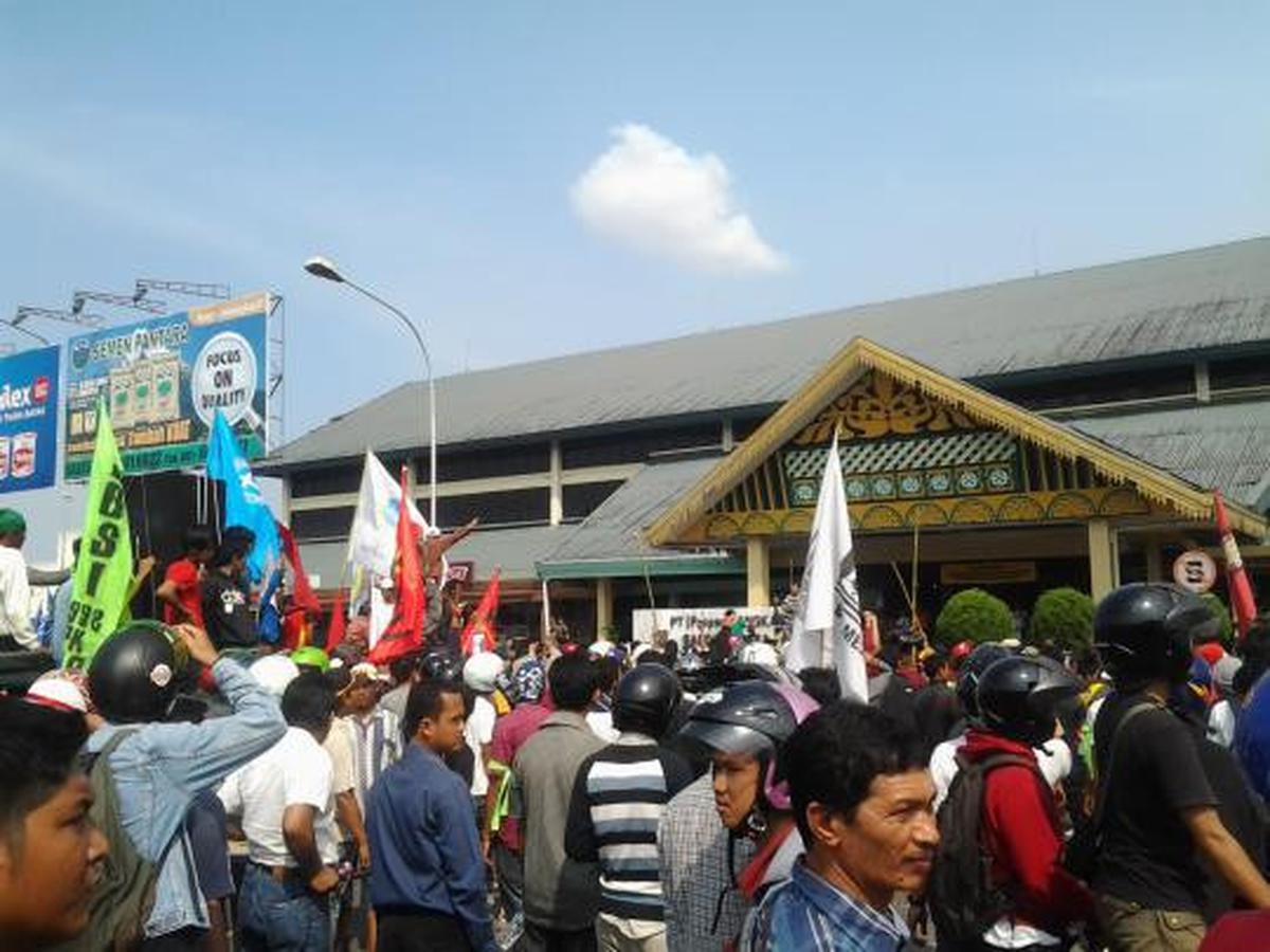 Demonstran lumpuhkan Bandara Polonia