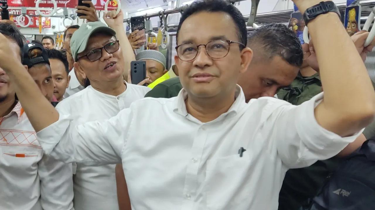Sampai teriakan "Anies Presiden" disuarakan para pendukungnya. Kemudian, Anies naik kereta yang menuju Jakarta Kota. Dia berniat berhenti di Stasiun Tanjung Barat.