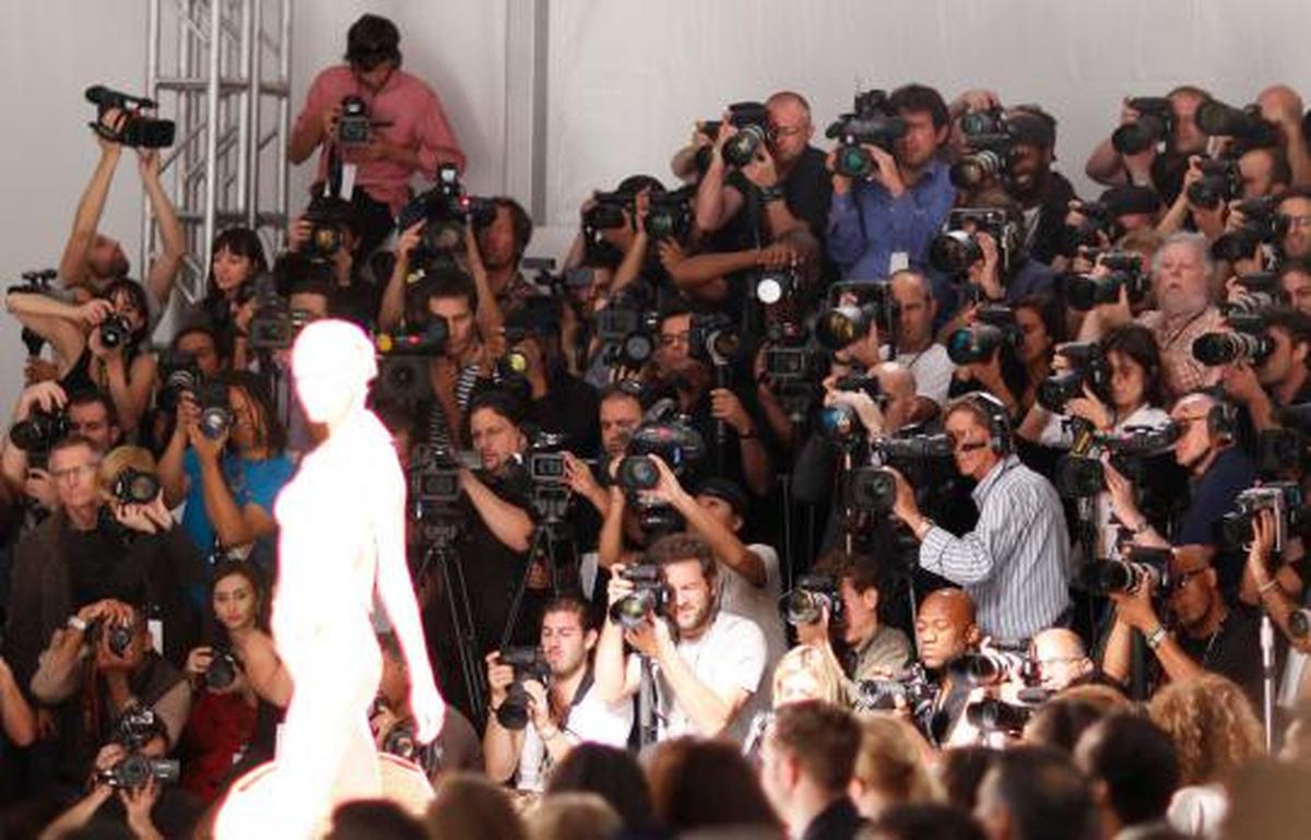 Aksi para paparazzi memburu gambar bintang ternama