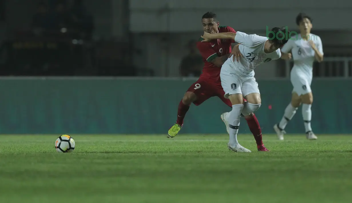 Pemain Timnas Indonesia, Beto Goncalves (kiri) berusaha melewati adangan pemain Korea Selatan U-23 pada laga uji coba di Stadion Pakansari, Bogor, (23/6/2018).  Indonesia U-23 kalah 1-2 dari Korea U-23. (Bola.com/Nick Hanoatubun)