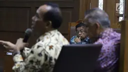 Terdakwa dugaan suap kerja sama pembangunan PLTU Riau-1 Idrus Marham menyimak keterangan Direktur Pengadaan Strategis 2 PT PLN Supangkat Iwan Santoso saat sidang lanjutan di Pengadilan Tipikor, Jakarta, Selasa (12/2). (Liputan6.com/Helmi Fithriansyah)