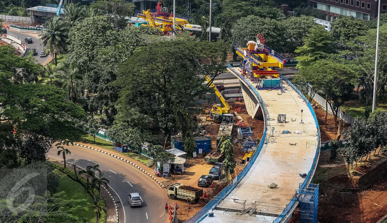 Suasana pembangunan proyek jalan layang Simpang Susun Semanggi, Jakarta, Sabtu (21/1). Pembangunan tersebut merupakan salah satu upaya untuk mengurai kemacetan di kawasan ini, proyek dijadwalkan selesai pada Agustus 2017. (Liputan6.com/Faizal Fanani)