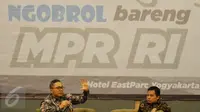 Ketua MPR Zulkifli Hasan (kiri) saat menjadi pembicara di acara "Netizens Jogja Ngobrol bareng MPR RI" di Yogyakarta, Jumat (18/3/2016). MPR mengajak para Nitizen dan Blogger Indonesia untuk ikut serta mensosialisasikan 4 Pilar. (Liputan6.com/Johan Tallo)