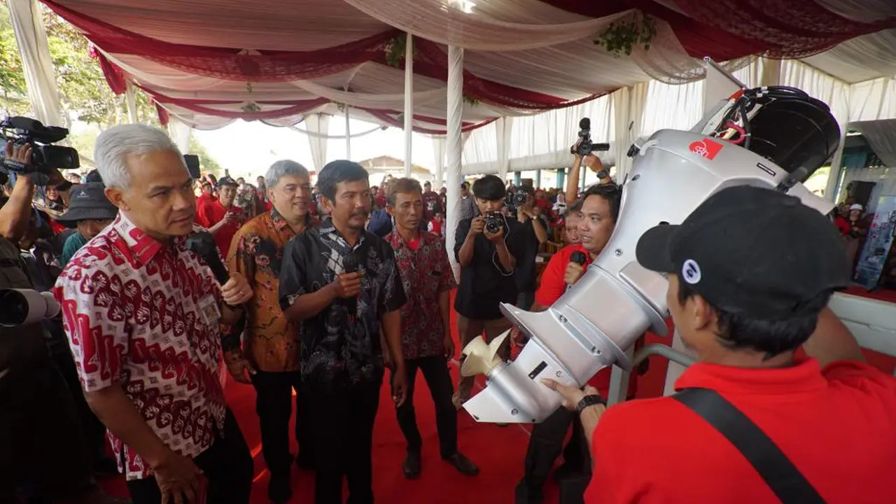 Gubernur Jawa Tengah (Jateng) Ganjar Pranowo saat menghadiri launching program transisi energi di Pantai Teluk Penyu Cilacap pada Jumat (11/8/2023)