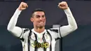 Cristiano Ronaldo. Striker Portugal berusia 37 tahun yang kini memasuki musim pertama di periode kedua bersama MU ini mampu menjadi top skor Juventus di 3 musim berurutan Liga Italia mulai 2018/2019 hingga 2020/2021. Ia mampu mencetak 21, 31 dan 29 gol dalam 3 musim tersebut. (AFP/Miguel Medina)