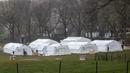 Pekerja Samaritan's Purse membangun rumah sakit lapangan darurat virus corona COVID-19 di Central Park, New York, Amerika Serikat, Minggu (29/3/2020). Rumah sakit lapangan darurat yang dibangun di seberang Rumah Sakit Mount Sinai ini dilengkapi dengan unit pernapasan. (AP Photo/Mary Altaffer)