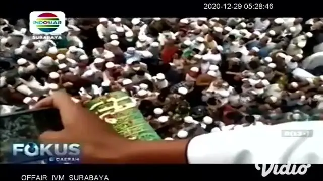 Dalam video warga nampak ribuan pelayat menyambut jenazah Habib Hasan Muhammad bin Hud Assegaf di depan Masjid Agung Al Anwar, Kota Pasuruan di Kelurahan Kebonsari Kecamatan Panggungrejo, Minggu sore (27/12).