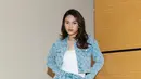 Azizah Salsha tampil cantik mengenakan one brand outfit. Ia memadukan tank top putih dengan jaket dan celana panjang denim yang serasi. [Foto: Instagram/azizahsalsha_]