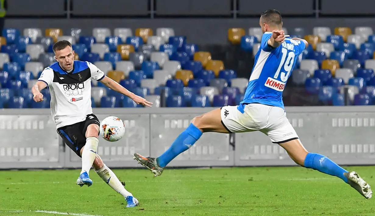 Penyerang Atalanta, Josip Ilicic mencetak gol ke gawang  Napoli dalam laga pekan kesepuluh Liga Italia di Stadion San Paolo, Naples, Rabu (30/10/2019). Laga sengit Napoli vs Atalanta berakhir tanpa pemenang dengan skor 2-2. (Ciro Fusco/ANSA via AP)