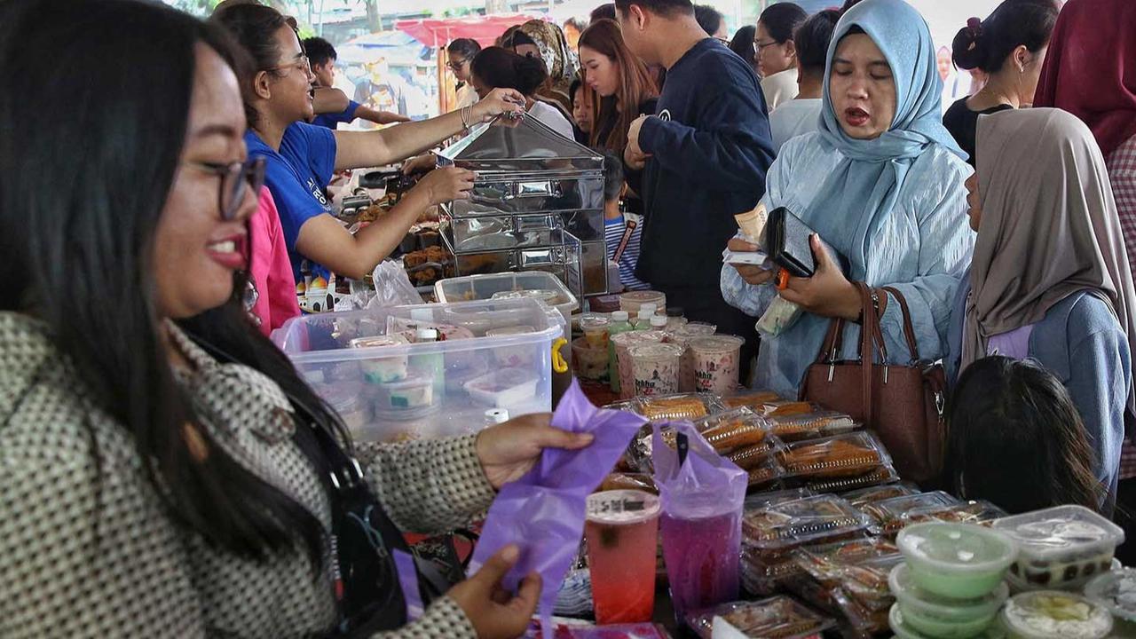 FOTO: Berdesakan Berburu Takjil Di Pasar Benhil