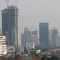 Lansekap gedung bertingkat terlihat dari kawasan Tanah Abang, Jakarta, Jumat (16/9). Gubernur DKI Jakarta Basuki Tjahaja Purnama mewajibkan semua gedung di Ibu Kota untuk menerapkan bangunan gedung hijau (green building). (Liputan6.com/Immanuel Antonius)