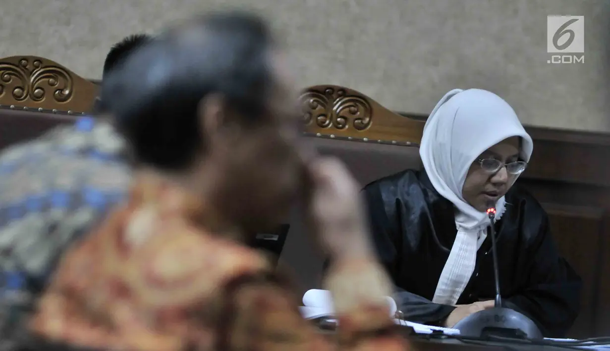 Jaksa Penuntut Umum saat membacakan dakwaan saat sidang perdana Irvanto Hendra Pambudi Cahyo dan Made Oka terkait kasus fee korupsi e-KTP di Pengadilan Tipikor, Jakarta, Senin (30/7). (Merdeka.com/Iqbal S Nugroho)