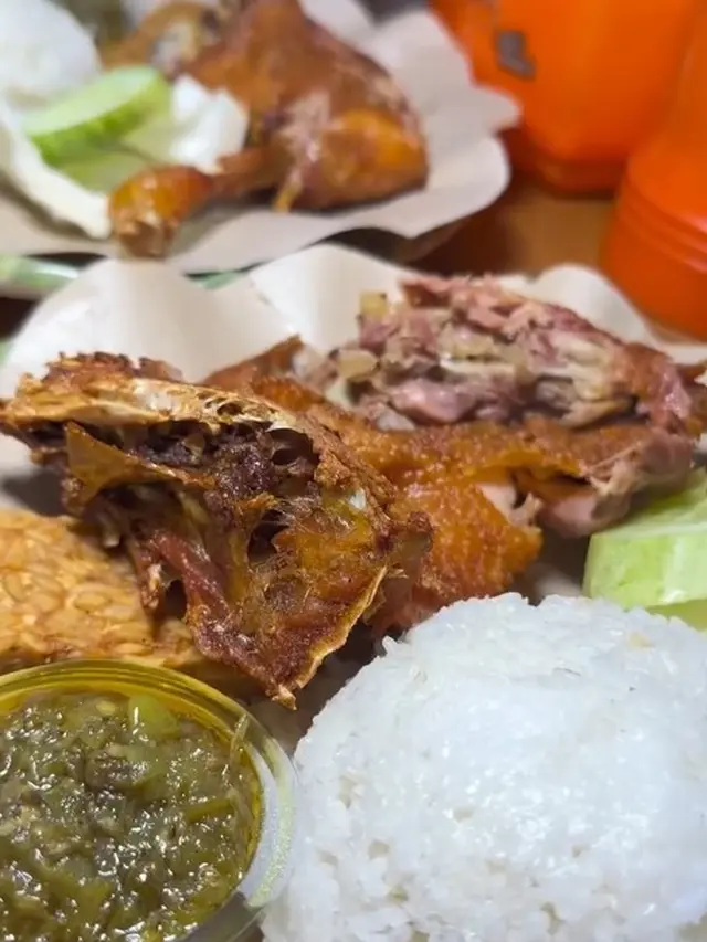 Rekomendasi Tempat Makan Murah Dekat Stasiun Juanda - Ayam Ancur Khas Solo
