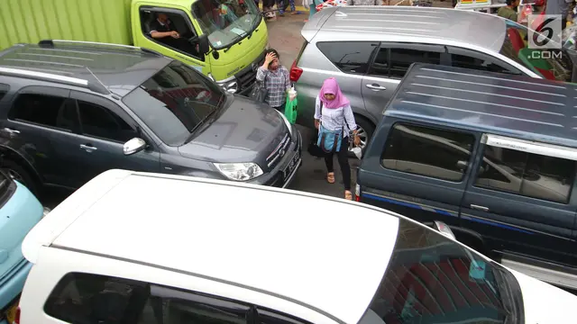 Jalan Ditutup untuk PKL, Kawasan Tanah Abang Makin Macet