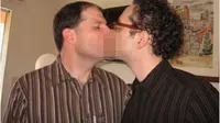 Orang-orang unggah foto dua pria berciuman dengan tagar #TwoMenKissing untuk menanggapi kejadian penembakan di Orlando. Foto: Twitter