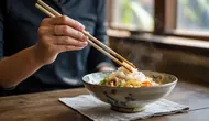 Cara Makan Pakai Sumpit yang Benar, dari Teknik Memegang hingga Etika di Meja Makan