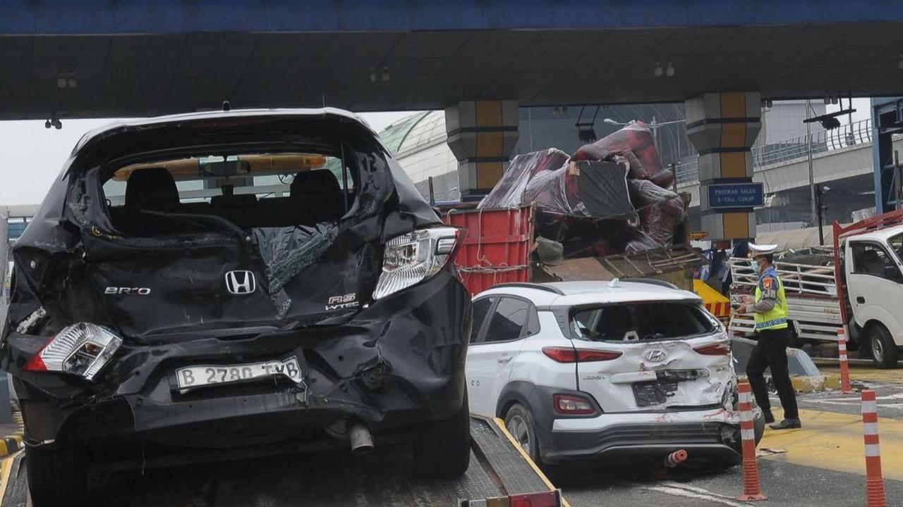 Kecelakaan beruntun terjadi di Gerbang Tol (GT) Halim Utama, Jakarta, Rabu (27/3/2024). Setidaknya, ada tujuh unit kendaraan yang mengalami kerusakan akibat insiden tersebut.&nbsp;Foto: Merdeka.com/Imam Buhori<br>
