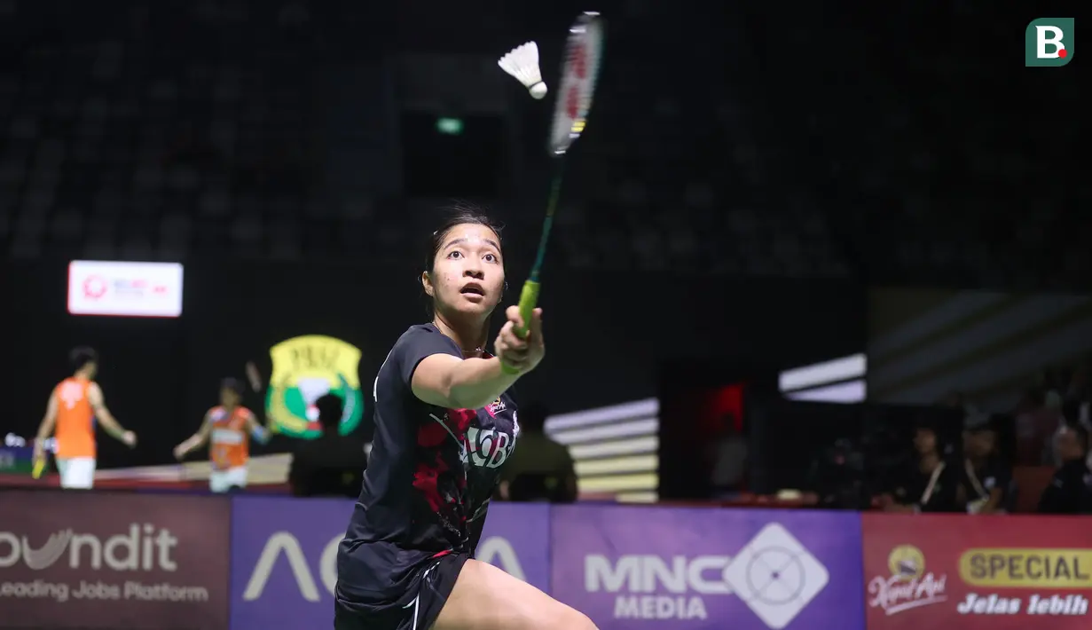<p>Pebulu tangkis tunggal putri Indonesia, Ester Nurumi Tri Wardoyo berusaha mengembalikan bola saat menghadapi wakil Jepang, Nozomi Okuhara pada laga babak 32 besar Indonesia Open 2024 di Istora Senayan, Jakarta, Selasa (4/6/2024). Ester Nurumi Tri Wardoyo menang dua game langsung 21-17, 21-16. (Bola.com/M Iqbal Ichsan)</p>