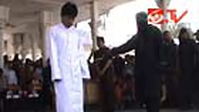 Berjudi, 14 Warga Dihukum Cambuk