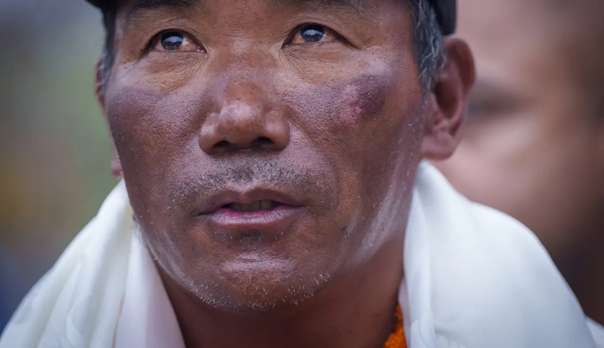 Seorang sherpa Nepal, Kami Rita tiba di bandara di Kathmandu, Kamis, 25 Mei 2023. (AP Photo/Niranjan Shrestha)