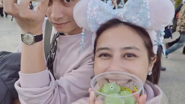 Gaya Prilly Latuconsina & Omara Esteghlal Liburan di Tokyo DisneySea, Couple Kompak Pakai Winter Outfit Baby Pink yang Manis