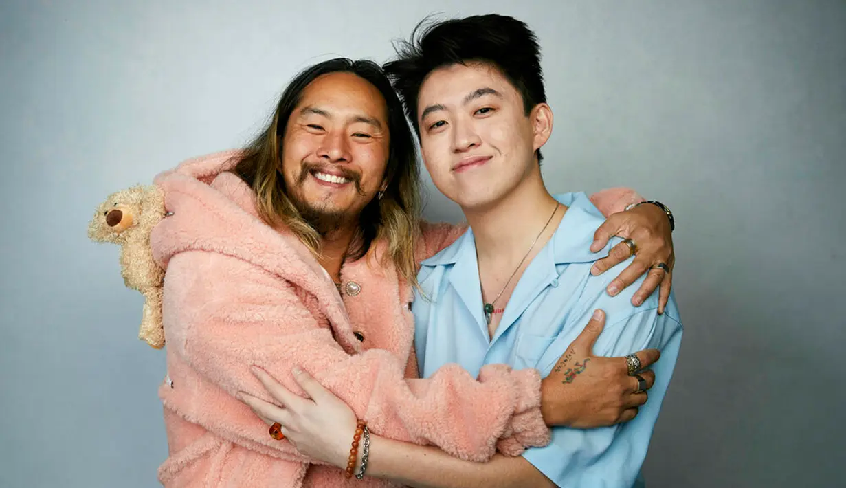 Rich Brian (kanan) berpose dengan sutradara Justin Chon untuk mempromosikan film Jamojaya saat Sundance Film Festival 2023 di Latinx House, Park City, Utah, Amerika Serikat, 22 Januari 2023. Pemeran lain yang bergabung dengan Rich Brian dalam film ini adalah Anthony Kiedis vokalis Red Hot Chili Peppers, Henry Ian Cusick, Yayu Unru, dan Kate Lyn Sheil. (Photo by Taylor Jewell/Invision/AP)