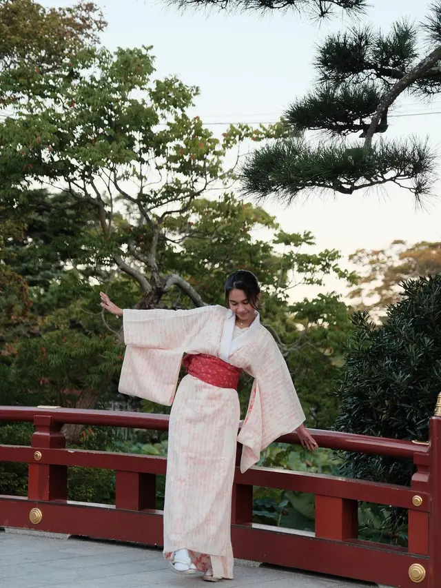 6 Potret Azizah Salsha Pakai Kimono, Pratama Arhan: Prettiest