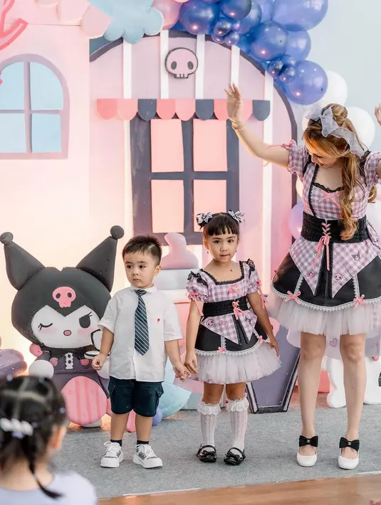 Mengusung tema Kuromi, Momo dan Briell pun tampil kembaran mengenakan dress yang terinspirasi dari animasi tersebut.. [@therealmomogeisha]