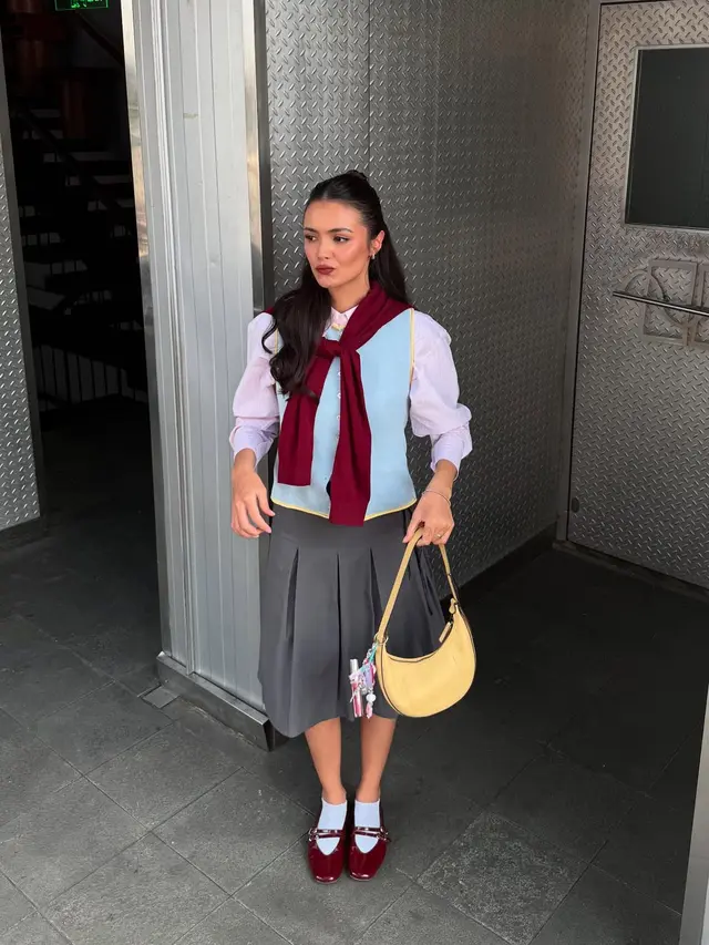 Inspirasi Padu Padan Sepatu Mary Jane Merah ala Amanda Rawles dan Tissa Biani