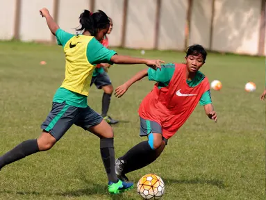 Pemain Timnas Putri Indonesia U-15 berebut bola saat latihan di Lapangan GOR Sunter, Jakarta, Kamis (4/5). Latihan ini persiapan mengikuti ajang Piala AFF U-15 putri 2017 yang digelar di Laos, 7-20 Mei mendatang. (Liputan6.com/Helmi Fithriansyah)