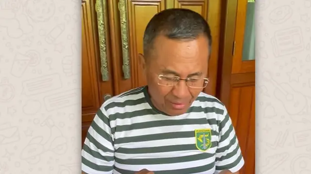 Dahlan Iskan makan pepaya juga biji pepaya. (Foto: Tangkapan layar video)