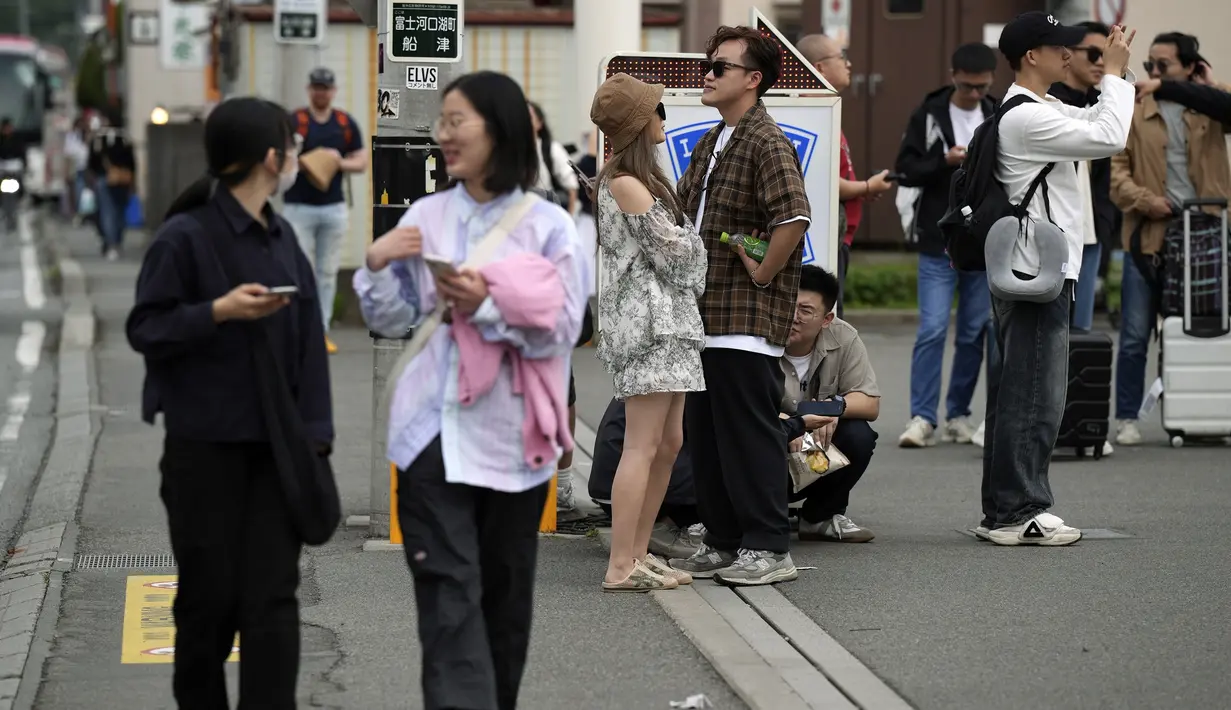 Namun, turis asing yang berperilaku buruk telah memadati tempat itu dan mengabaikan peraturan dan regulasi kota. (AP Photo/Eugene Hoshiko)